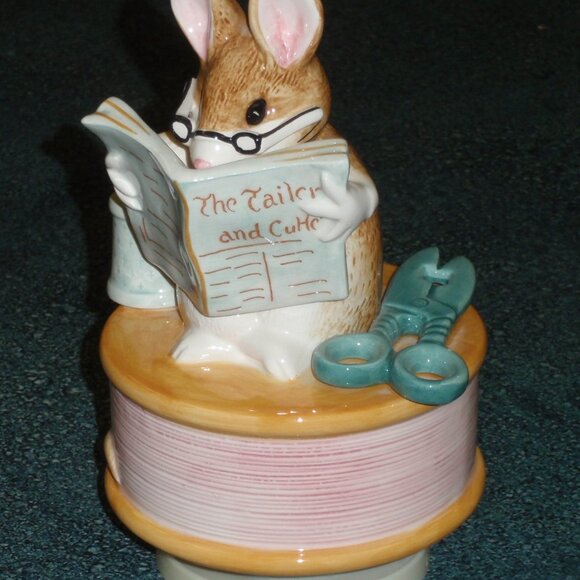 Beatrix Potter TAILOR of GLOUCESTER Mouse Musical Figurine Schmid CHRISTMAS GIFT - Picture 2 of 7